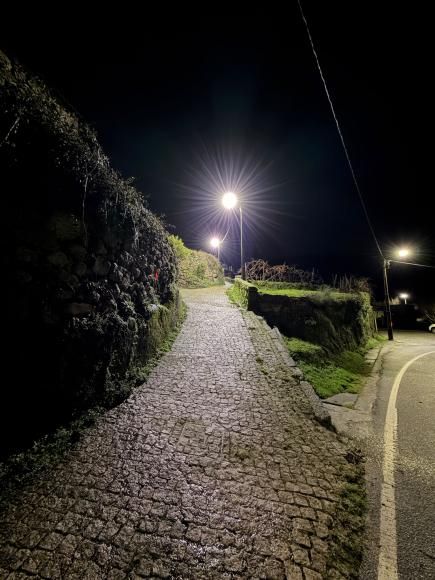 Cal&ccedil;ada do Tinte passa a ter ilumina&ccedil;&atilde;o p&uacute;blica e refor&ccedil;a seguran&ccedil;a noturna